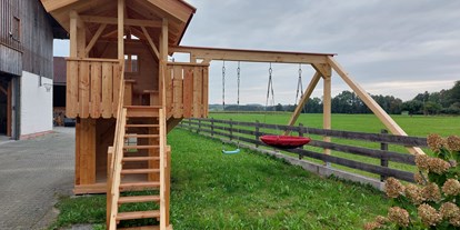 Monteurwohnung - WLAN - Aßling - Spielhaus mit Rutsche, Schaukeln, Sitzgelegenheit - Ferienwohnung "Zellbachblick"