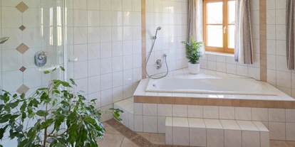 Monteurwohnung - Zimmertyp: Mehrbettzimmer - Höslwang - großes Bad mit Dusche, Wanne, WC  - Ferienwohnung "Zellbachblick"