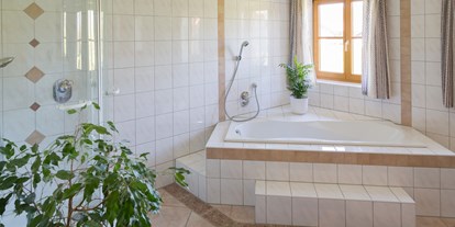 Monteurwohnung - Badezimmer: eigenes Bad - Aßling - großes Bad mit Dusche, Wanne, WC  - Ferienwohnung "Zellbachblick"