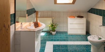 Monteurwohnung - Badezimmer: eigenes Bad - Kirchseeon neben Ortsteil Eglharting - Bad mit Dusche, WC, DG - Ferienwohnung "Zellbachblick"