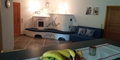 Monteurwohnung - Zimmertyp: Mehrbettzimmer - Höslwang - Wohnküche mit Kachelofen - Ferienwohnung "Attelblick"