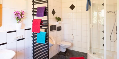 Monteurwohnung - Badezimmer: eigenes Bad - Kirchseeon neben Ortsteil Eglharting - Bad mit Dusche, WC - Ferienwohnung "Attelblick"