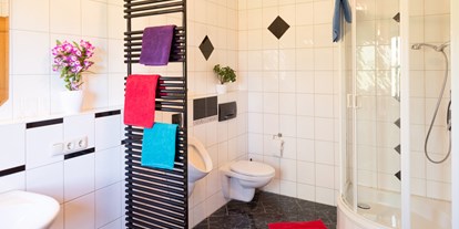 Monteurwohnung - Kühlschrank - Aßling - Bad mit Dusche, WC - Ferienwohnung "Attelblick"