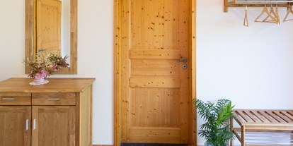 Monteurwohnung - Kühlschrank - Moosach Moosach - Eingangsbereich mit Garderobe - Ferienwohnung "Attelblick"