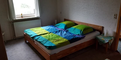 Monteurwohnung - Küche: eigene Küche - Heide - Schlafzimmer mit Doppelbett - Monteurwohnung Nindorf 