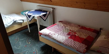 Monteurwohnung - Kühlschrank - Heide - Schlafzimmer 2 mit 2 Einzelbetten  - Monteurwohnung Nindorf 
