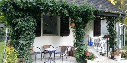 Monteurwohnung - Bettwäsche: Bettwäsche inklusive - Falkensee - Ferienhaus Schatz mit der Terrasse vor dem Häuschen - Ferienhaus Schatz