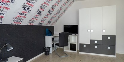 Monteurwohnung - Einzelbetten - Hosenfeld - Zimmer mit Kleiderschrank, Schreibtisch mit TV - Schönes, modernes, möbliertes Zimmer in 3er WG 