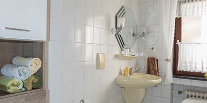 Monteurwohnung - Art der Unterkunft: Gästezimmer - PLZ 97786 (Deutschland) - Bad - Schönes, modernes, möbliertes Zimmer in 3er WG 