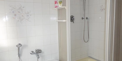 Monteurwohnung - Kühlschrank - Deutschland - Bad mit Wanne und Dusche - Schönes, modernes, möbliertes Zimmer in 3er WG 