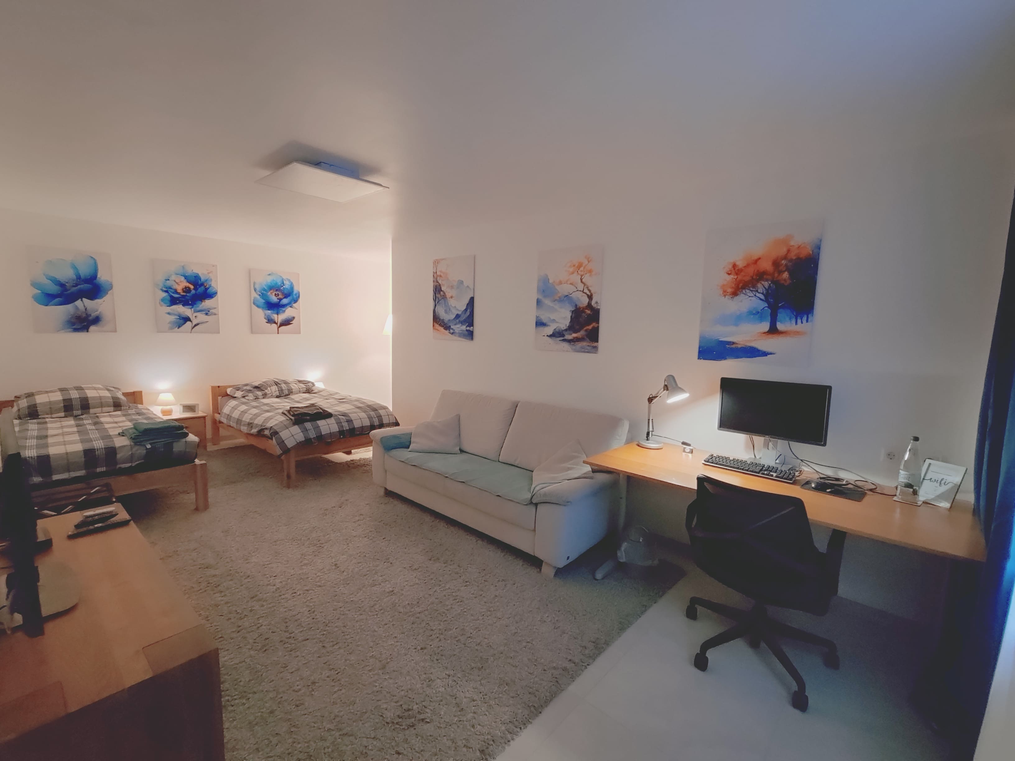 Monteurzimmer - Das Gästezimmer La Siesta
verfügt über ein großes Schlaf- und Wohnzimmer von ca. 26 m², zwei Einzelbetten mit einer Größe von (100 cm × 200 cm), ein Schlafsofa (140 cm × 200 cm) und ein eigenes Bad mit bodengleicher Dusche. - Gästezimmer La Siesta