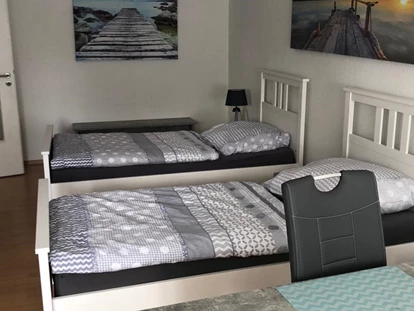 Monteurwohnung - Zimmertyp: Doppelzimmer - Nordseeküste - Detailfoto ( 2 Bett - Schlafraum ) in der 1 Raum - Wohnung  Stadtteil Speckenbüttel  - Cityhome Bremerhaven