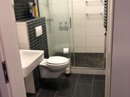 Monteurwohnung - Badezimmer: eigenes Bad - PLZ 27619 (Deutschland) - Detailfoto ( Duschbad) in der 2 Raum Wohnung Stadtteil Speckenbüttel  - Cityhome Bremerhaven