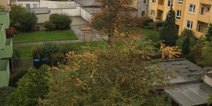 Monteurwohnung - Zimmertyp: Doppelzimmer - Blick vom Balkon ins ”Grüne ”  - Cityhome Bremerhaven