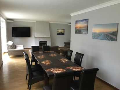 Monteurwohnung - Küche: eigene Küche - Esszimmer mit  Parkettboden , Kamin  und Wohnzimmer inkl. Zugang zu einer der beiden Terrassen in der Stadtvilla  - Cityhome Bremerhaven
