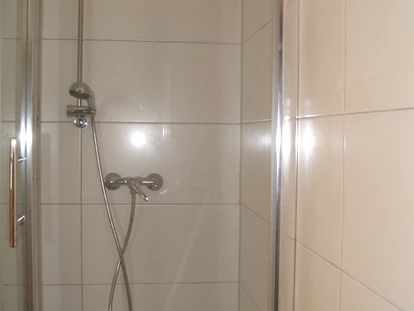 Monteurwohnung - Badezimmer: eigenes Bad - Bad Salzungen Zentrum - Dusche - Andre Keil