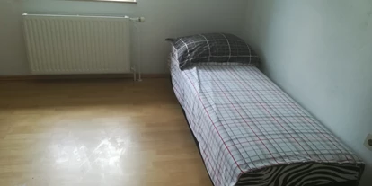 Monteurwohnung - Bettwäsche: Bettwäsche inklusive - Kasten (Wundschuh) - Schlafzimmer mit Einzelbett. - Ruhiges Gästehaus im Grünen