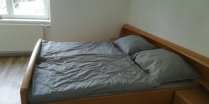 Monteurwohnung - Zimmertyp: Doppelzimmer - Aug (Wildon) - Doppelbett im Doppelzimmer. - Ruhiges Gästehaus im Grünen