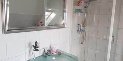 Monteurwohnung - Kühlschrank - PLZ 24988 (Deutschland) - Gemeinschafts-Badezimmer ,Dusche und Badewanne - Treene Zimmer /  Schleswig-Flensburg