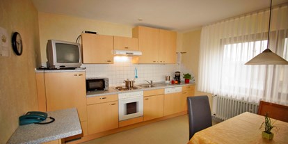 Monteurwohnung - Balkon - Adelshofen (Landkreis Ansbach) - sehr gut ausgestattete Küchen - Ferienwohnungen/Monteurzimmer Arold