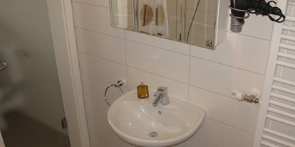 Monteurwohnung - Badezimmer: eigenes Bad - PLZ 91593 (Deutschland) - modernes Bad - Ferienwohnungen/Monteurzimmer Arold