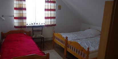 Monteurwohnung - Badezimmer: eigenes Bad - Nordenham FAH - Dreibettzimmer - Ferienwohnung Gerdes