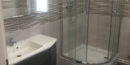 Monteurwohnung - Badezimmer: Gemeinschaftsbad - PLZ 2281 (Österreich) - Badezimmer OG - DL Monteurzimmer 
