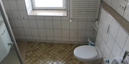 Monteurwohnung - Zimmertyp: Mehrbettzimmer - Esselbach Kredenbach / Esselbach - Bad 1 mit Dusche, Wc & Pissoir - Monteurzimmer 1 