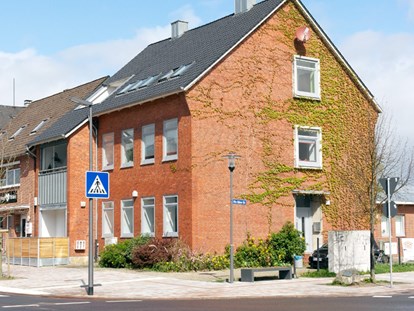 Monteurwohnung - Parkplatz: kostenlose Parkplätze in der Straße - PLZ 21635 (Deutschland) - Das Gebäude von Außen - Voll möblierte Monteur- und Gästezimmer, Pension