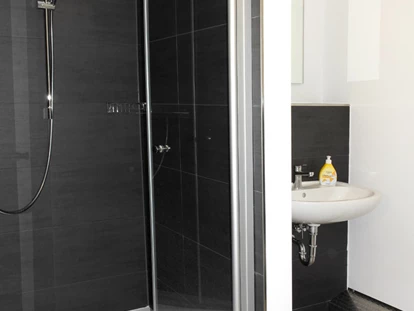 Monteurwohnung - Art der Unterkunft: Gästezimmer - Deutschland - eine von zwei Bädern mit Dusche, WC und Waschbecken - Voll möblierte Monteur- und Gästezimmer, Pension