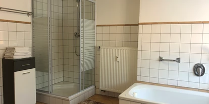 Monteurwohnung - Kühlschrank - Wenzenbach - Badezimmer - (RS101) Geräumige Monteurwohnung 