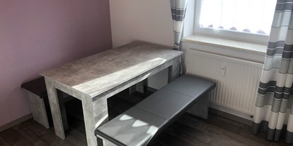 Monteurwohnung - Zimmertyp: Einzelzimmer - Regensburg - Sitzbereich, Esssbereich - (RS101) Geräumige Monteurwohnung 