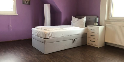 Monteurwohnung - Kühlschrank - Wenzenbach - Schlafzimmer - (BUL102) Moderne Monteurwohnung 