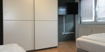 Monteurwohnung - Zimmertyp: Mehrbettzimmer - Wackersdorf Landkreis Schwandorf - Schrank, TV - (BUL102) Moderne Monteurwohnung 