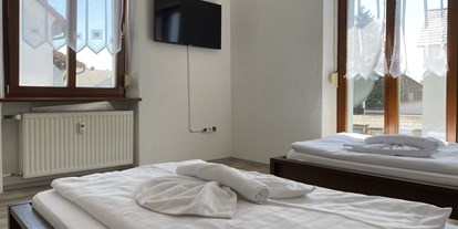 Monteurwohnung - Bettwäsche: Bettwäsche inklusive - Neukirchen bei Sulzbach-Rosenberg - Schlafzimmer 3 - (AM111) Liebevoll eingerichtete Monteurwohnung 