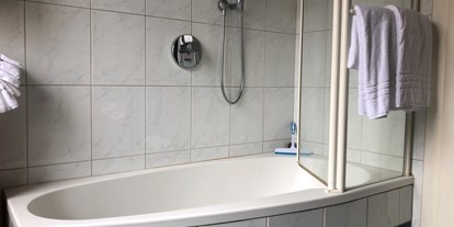 Monteurwohnung - WLAN - PLZ 92253 (Deutschland) - Badezimmer - (AM111) Liebevoll eingerichtete Monteurwohnung 