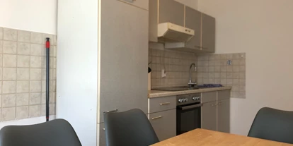 Monteurwohnung - Küche: eigene Küche - Wenzenbach - Essbereich, Küche - (R132) Gemütliche Monteurwohnung 