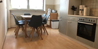 Monteurwohnung - Küche: eigene Küche - Alteglofsheim - Küche, Essbereich - (R132) Gemütliche Monteurwohnung 