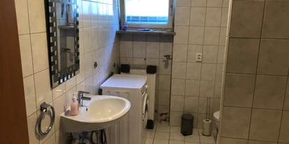 Monteurwohnung - Einzelbetten - Mötzing - Badezimmer - (R132) Gemütliche Monteurwohnung 