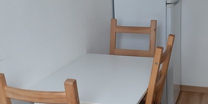 Monteurwohnung - Zimmertyp: Mehrbettzimmer - Köln - Beispiel: Küche, Essecke - Apartments Slobodyansky