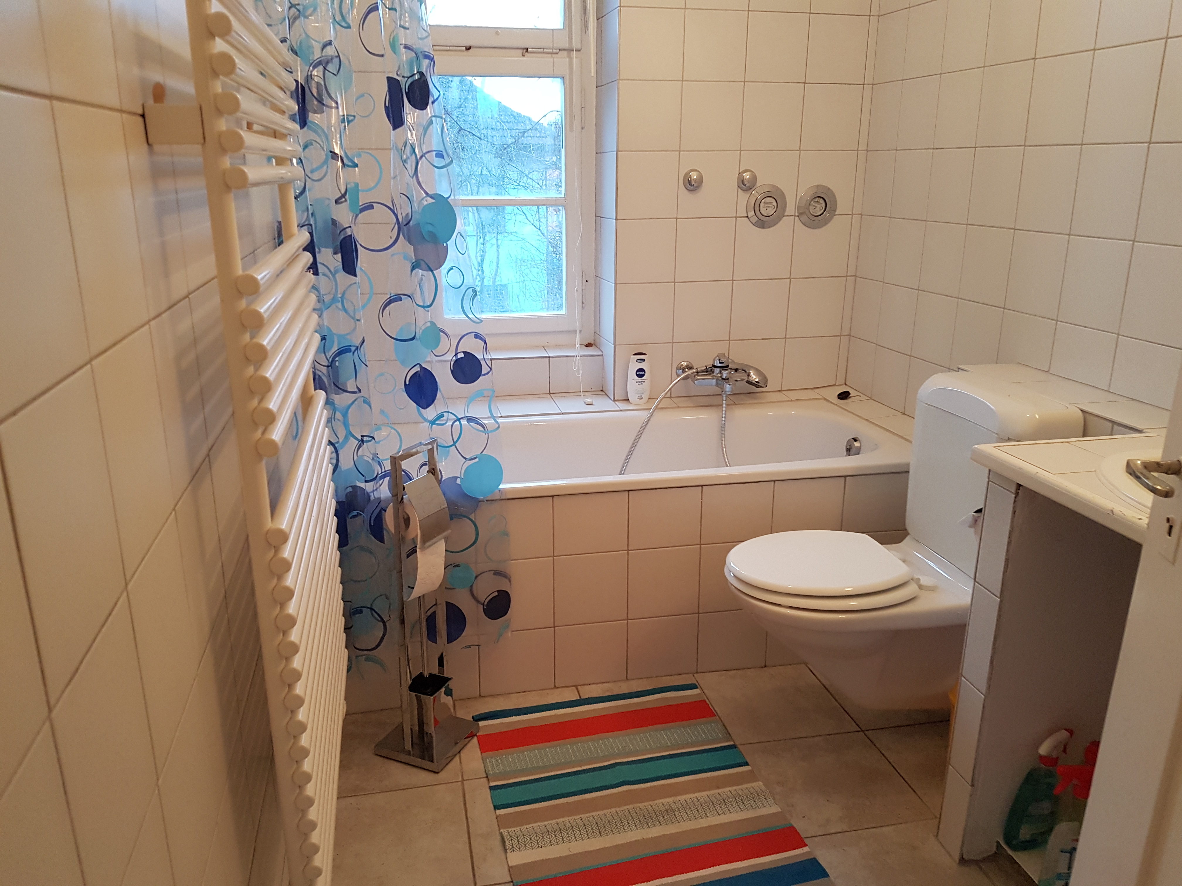 Monteurzimmer - Badezimmer - 4.5 Zimmerwohnung mit drei Schlafzimmern