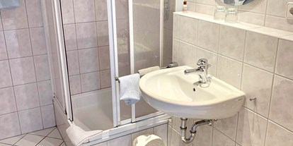 Monteurwohnung - Badezimmer: eigenes Bad - Osnabrück - Helles Zimmer in ehemalige Pension