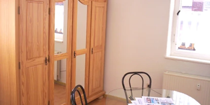 Monteurwohnung - Zimmertyp: Einzelzimmer - Krölpa - Kleiderschrank - ZIMMERVERMIETUNG OPPEL