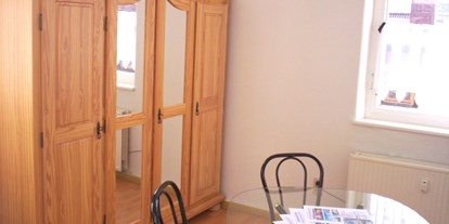 Monteurwohnung - Zimmertyp: Mehrbettzimmer - Thüringen Süd - Kleiderschrank - ZIMMERVERMIETUNG OPPEL