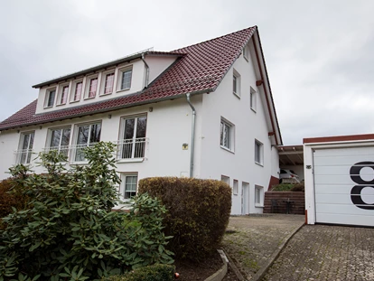 Monteurwohnung - Kühlschrank - PLZ 99752 (Deutschland) - Haus Vorderansicht - Apartment Haus am Grün
