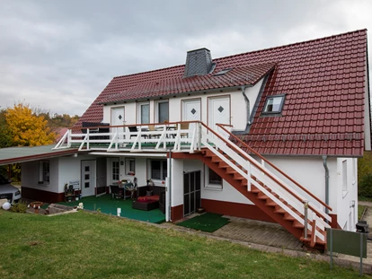 Monteurwohnung - Bettwäsche: Bettwäsche inklusive - PLZ 37115 (Deutschland) - Haus Rückansicht - Apartment Haus am Grün