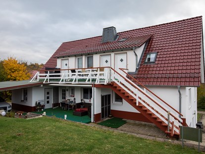 Monteurwohnung - Balkon - Seeburg (Landkreis Göttingen) - Haus Rückansicht - Apartment Haus am Grün