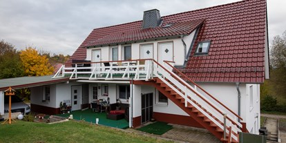 Monteurwohnung - Weserbergland, Harz ... - Haus Rückansicht - Apartment Haus am Grün