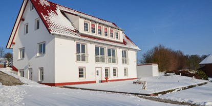 Monteurwohnung - Weserbergland, Harz ... - Haus Seitenansicht mit Parkplätzen - Apartment Haus am Grün