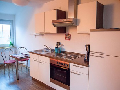 Monteurwohnung - Küche: eigene Küche - Weserbergland, Harz ... - Essbereich und Küche Wohnung  - Apartment Haus am Grün